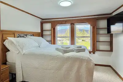 Image de Escape to this charming Carriage House in Oneonta—perfect for families or small groups. With space for 7, a beautiful landscaped yard, and easy parking, it’s the ideal home base for relaxing getaways and nearby adventures.