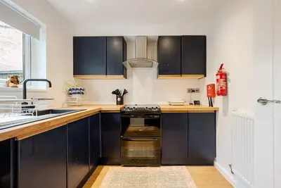 Image de Maison-Famille-Sdb privée avec baignoire et douche-Vue sur Rue