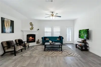 Image de New & Spacious 4Bed/2Bath Retreat Central Frisco