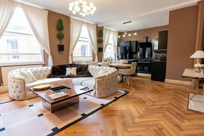 Image de Luxury Designer Flat | Parking, Spa & Cinema Wall