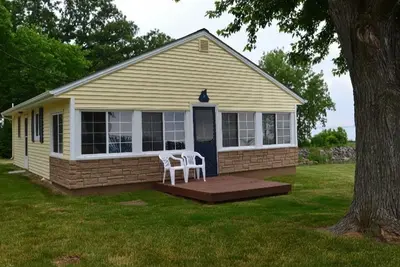 Image de Marina Front 2br Cottage #2 on Sandusky Bay — Steps from Marina, Beach & Pool
