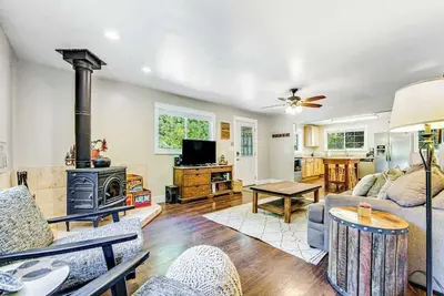 Image de Dog-Friendly Forestville Home near River