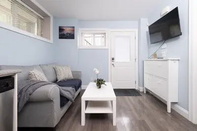 Image de Walk to SkyTrain, Grocery & More 2 bedroom suite