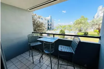 Image de Cosy waterfront retreat w/2bedroom condo overlooking the lake/pool from balcony.