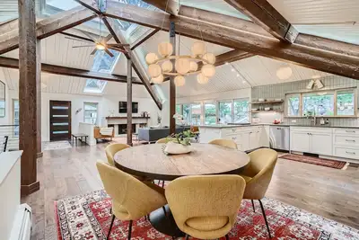 Image de Alpine Modern 3br 2. 5ba, hot tub, near hiking trails Cu and downtown