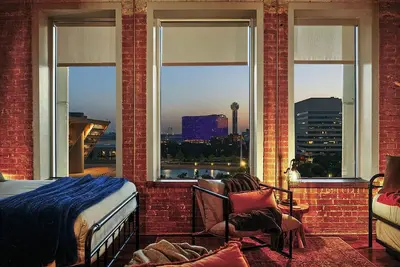 Image de Skyline View Loft Escape, Downtown Views, Free Parking, Pool + 24/7 Gym