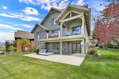 Image de 7br Mountain View Home | Private Hot Tub | Lake & Resort Proximity | Sleeps 16