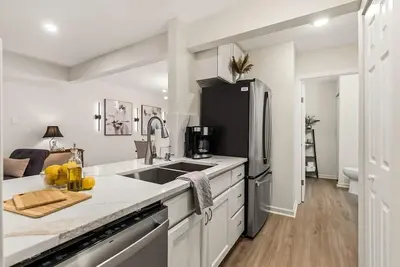 Image de Modern 2br, Walk Downtown, Fenced Yard, Parking