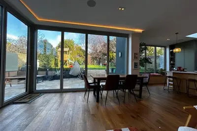 Image de Fabulous 4-bedroom family home in tranquil Dublin neighborhood 10 mins from town