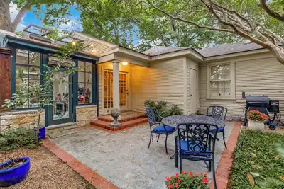 Image de Cozy Garden Cottage in Historic District