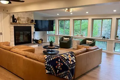 Image de 7 Bedroom Lakefront with Private Dock