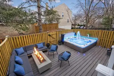 Image de Hot Tub Retreat- Close to Dc