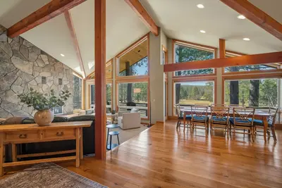 Image de Spacious 4bd/4bath Riverfront Retreat in Sunriver