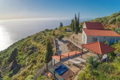 Image de Villa Morrito – Maison de vacances avec vue mer et jacuzzi à Puntagorda