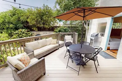 Image de Beach Living at it's Finest in the Coastal Bungalow steps away from the beach!