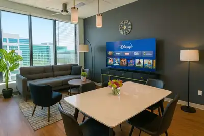 Image de Upscale 2br Apt | Rooftop Deck + Fitness U14