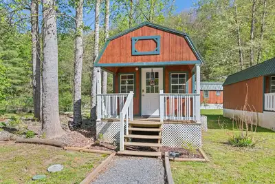 Image de Cozy Forest Tiny Cabin | Family Traditions Farm