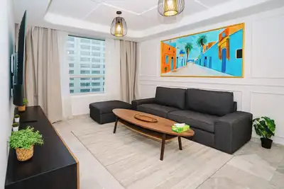 Image de Top-floor 2-bedroom apartment, stunning beach views, just a 3-minute walk to the beach, train, mall.