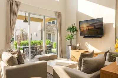 Image de Designer 4br Getaway, Sleek Laminate Floors
