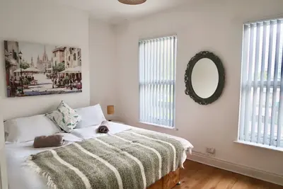 Image de Stylish 3-Bedroom Escape with Private Garden – Near Stadiums & City Centre