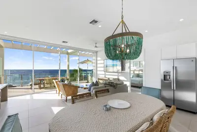 Image de Spacious 3-bedroom 3 bath  sea front condo  in peaceful West Bay