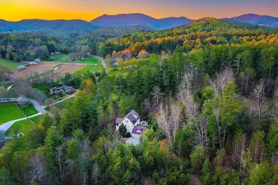 Image de Sleeps 20 • 15 Mins to Dt Avl • Sauna • Hot Tub!