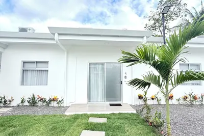 Image de 2 Bedroom Beach Apartment w/ Pool • Full Kitchen • Free Parking • Sleeps 5