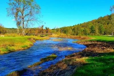 Image de Trout Lodge Log Cabin 3 Br on Trout Stream with Hot Tub Jacuzzi