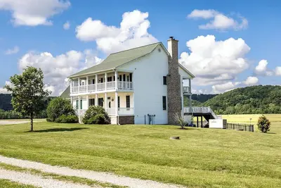 Image de Farmhouse Retreat : w/ Pool, Hot Tub & Unique Farm Experiences
