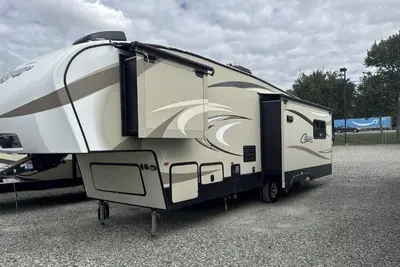 Image de Beautiful 32 foot Fifth Wheel on private property in Wiarton, blocks to water.
