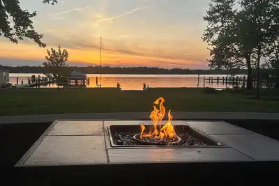 Image de Waterfront, Pier, Hot Tub, Fire Table, Kayaks, Air Hockey, 1 Level