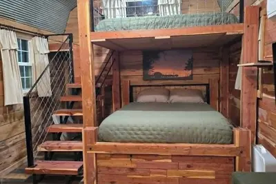 Image de Cozy 1-Br cabin w/ Kid's Loft, & Hot Tub/Large Deck on Working Buffalo Farm