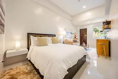 Image de Comfortable, Cozy  Studio Unit  with pool and garden view and 15 mins to airport
