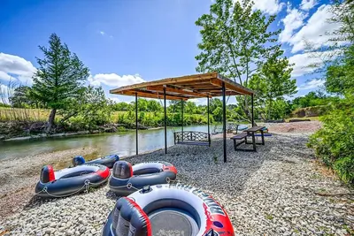 Image de Blanco Riverfront Estate w/ 2 Homes: 4-Acre Oasis