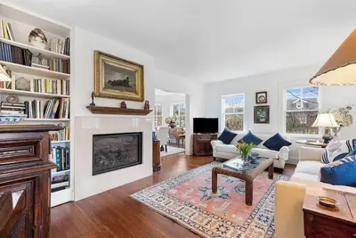 Image de Southampton Village Gem w/ Pool Walk to Town