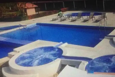Image de Villa à un pâté de maisons de la plage