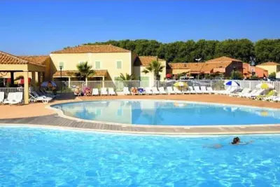 Image de Superbe maison de vacances au bord du canal.