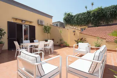 Image de The Supreme Penthouse | Iconic Terrace in Old Naples for group 5br/5ba