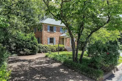 Image de Elegant Uva May Graduation Celebration Staycation Home