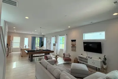 Image de The Quiet Haven - Pool Table + Backyard - 7 Min to Uptown
