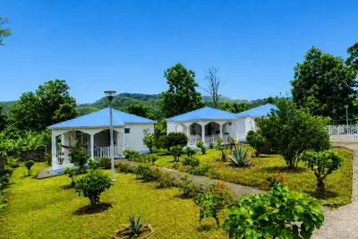 Image de Kreol'Gîtes–Bungalow avec piscine et vue montagne