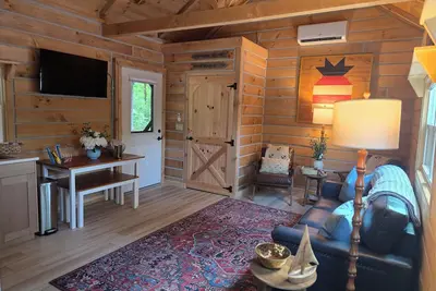 Image de \"The Boathouse\" Luxury Tiny House close to Oasis!