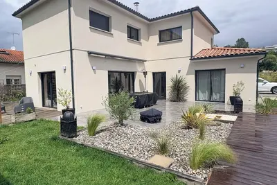 Image de villa familiale avec piscine & cuisine d'été