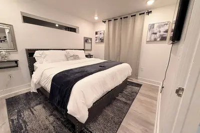 Image de Luxury Modern King Bed 70” Tv Downtown Dallas