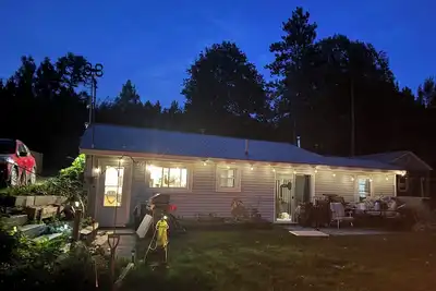Image de On a Private Lake, Lakefront Cottage, 20min from Ferris and Cmu