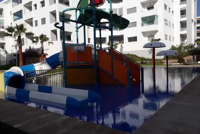 Image de Cosy appartement vue sur piscine et pied dans l'eau