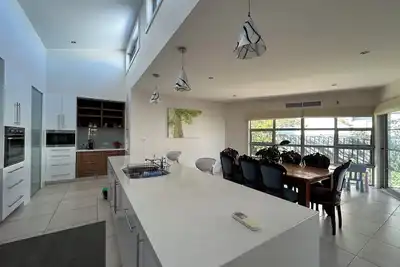 Image de House is near to university, Ais, mountain, lake and Cbd. Family - friendly.