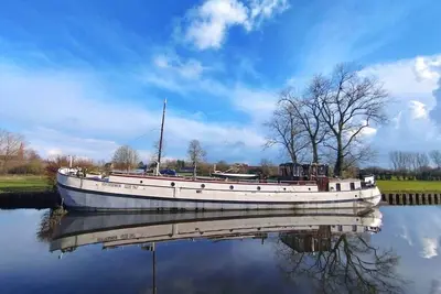Image de \"Vertrouwen\" The 111 year old Dutch Barge.