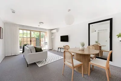 Image de Modern Neutral Haven with Premium Amenities