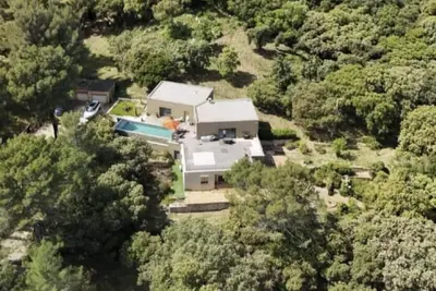 Image de Villa Contemporaine d’Exception avec Piscine à Débordement – Pont du Gard